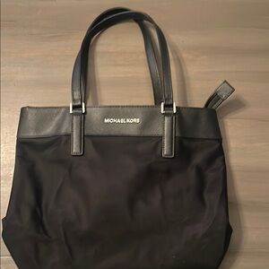 Michael Kors Medium Winston Black zipper closure Tote Bag